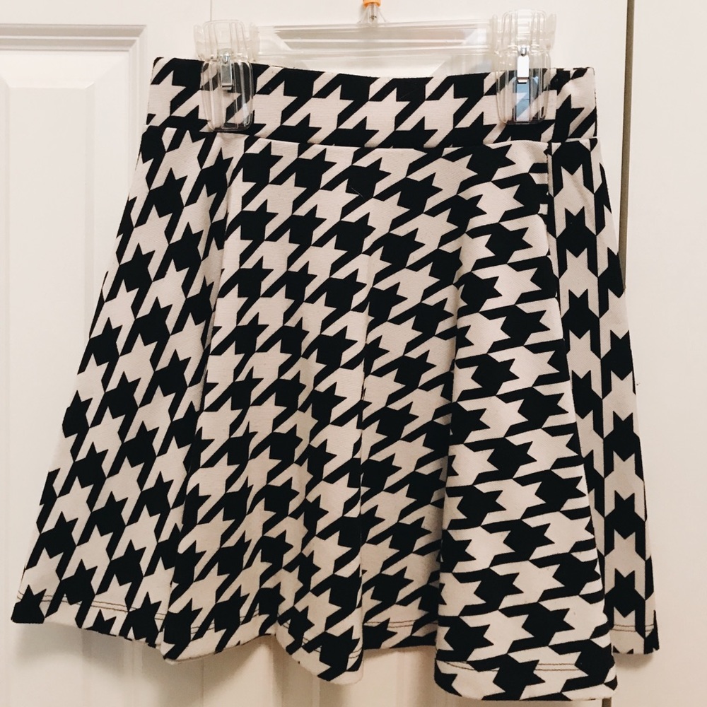 Decree Houndstooth Skirt
